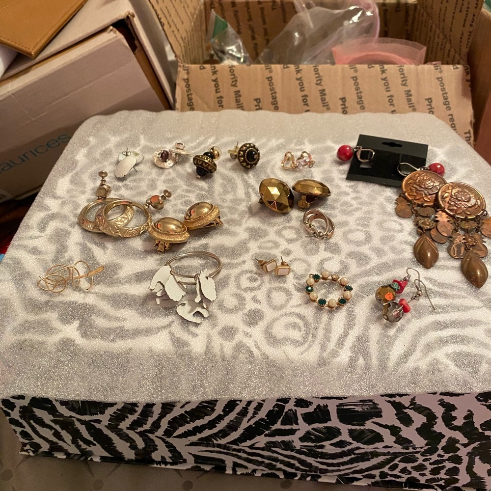 Lot of earrings including pierced and clip earrings